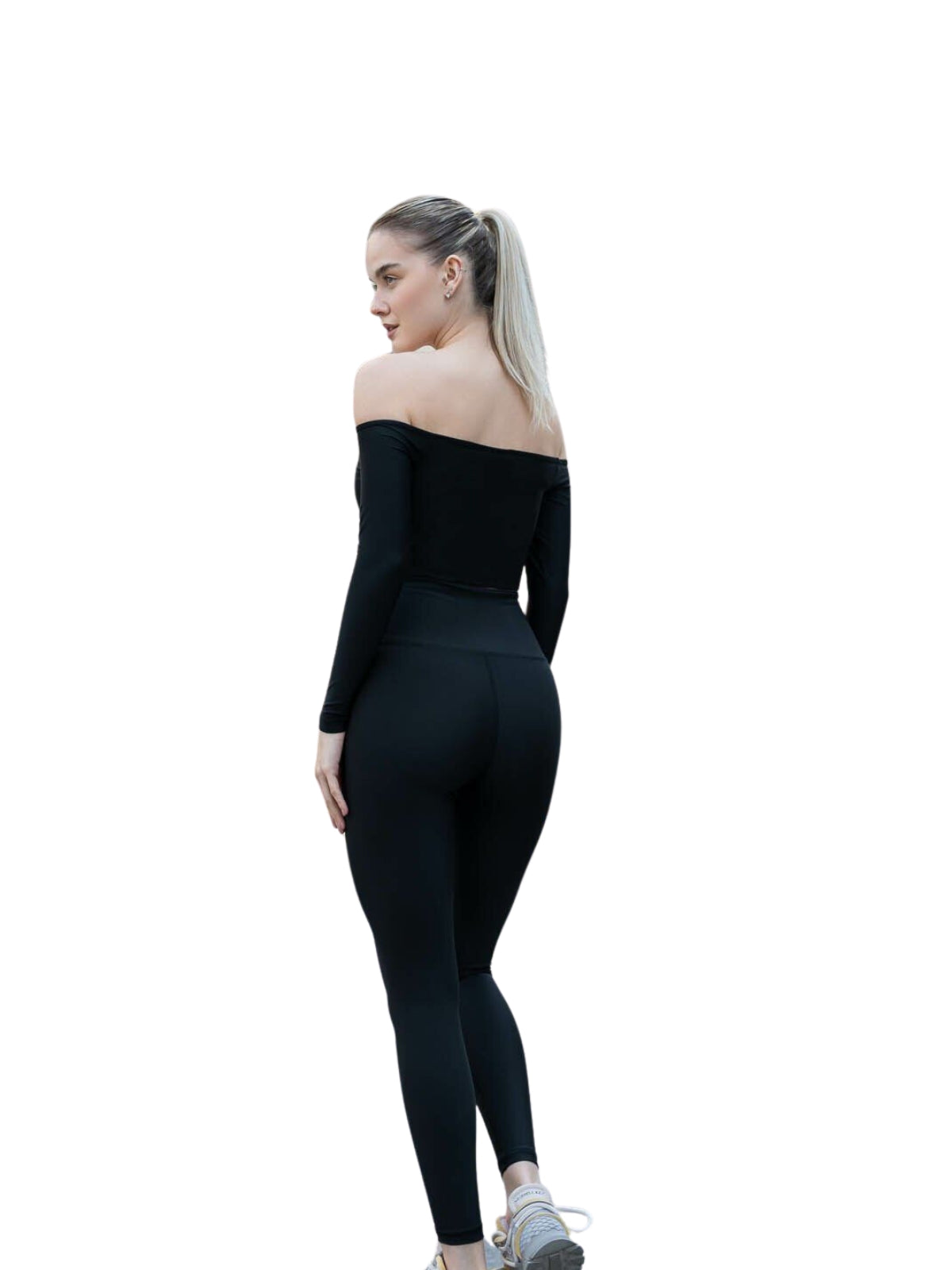 Lisminas 082 Comfortlux Off Shoulder Langarm-T-Shirt in Schwarz, kombiniert mit Sneakers vor weißem Hintergrund.